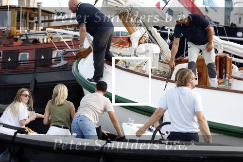 Amsterdam 20 augustus 2025
Koning Willem Alexander Prinses Mabel en (prinses Luana ) Gravin Luana op de groene Draeck tijdens de eerste dag van Sail Amsterdam . Er vaart ongelofelijk veel beveiliging Politie in boten op jet skis en een speciaal beveiligingsteam van de Marechaussee BSB ( Brigade Speciale Beveiligingsopdrachten ) mee met de groene Draeck . Sloep vaart bijna tegen Groene draeck aan