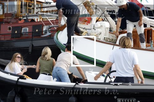 Amsterdam 20 augustus 2025
Koning Willem Alexander Prinses Mabel en (prinses Luana ) Gravin Luana op de groene Draeck tijdens de eerste dag van Sail Amsterdam . Er vaart ongelofelijk veel beveiliging Politie in boten op jet skis en een speciaal beveiligingsteam van de Marechaussee BSB ( Brigade Speciale Beveiligingsopdrachten ) mee met de groene Draeck . Sloep vaart bijna tegen Groene draeck aan