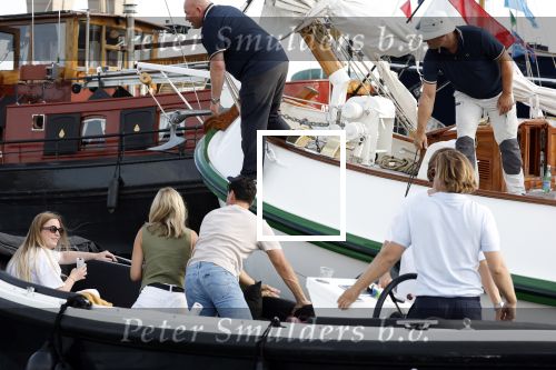 Amsterdam 20 augustus 2025
Koning Willem Alexander Prinses Mabel en (prinses Luana ) Gravin Luana op de groene Draeck tijdens de eerste dag van Sail Amsterdam . Er vaart ongelofelijk veel beveiliging Politie in boten op jet skis en een speciaal beveiligingsteam van de Marechaussee BSB ( Brigade Speciale Beveiligingsopdrachten ) mee met de groene Draeck . Sloep vaart bijna tegen Groene draeck aan