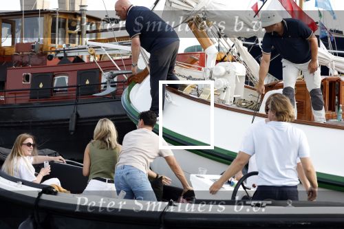 Amsterdam 20 augustus 2025
Koning Willem Alexander Prinses Mabel en (prinses Luana ) Gravin Luana op de groene Draeck tijdens de eerste dag van Sail Amsterdam . Er vaart ongelofelijk veel beveiliging Politie in boten op jet skis en een speciaal beveiligingsteam van de Marechaussee BSB ( Brigade Speciale Beveiligingsopdrachten ) mee met de groene Draeck . Sloep vaart bijna tegen Groene draeck aan