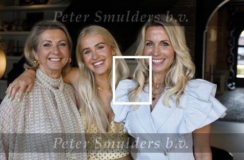Naarden 18 juni 2025
Presentatie tijdschrift Vivian Reijs ( Hormonen ) bij het Arsenaal . Vivian Reijs met haar moeder Meddy Clous en dochter Day Ewbank