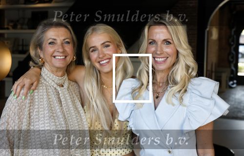 Naarden 18 juni 2025
Presentatie tijdschrift Vivian Reijs ( Hormonen ) bij het Arsenaal . Vivian Reijs met haar moeder Meddy Clous en dochter Day Ewbank