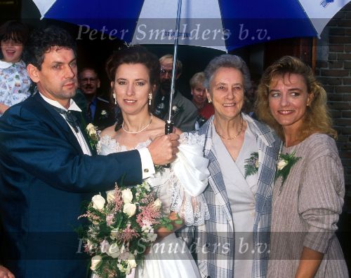 7 September 1994
Carin de Vries ( Maywood ) trouwt met Henk v Kessel
geheel rechts haar zus  Alice de Vries
