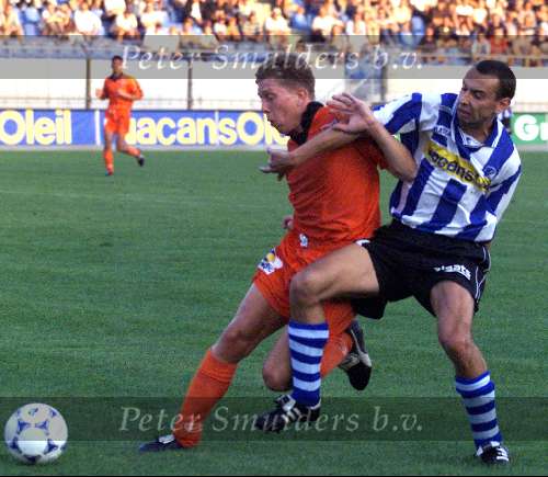 Eindhoven, 11 September 1999
EVV Eindhoven-Volendan, eindstand 1-0
Andre v Tuinen in duel met Volendam-speler Robert Jan Ravensberg