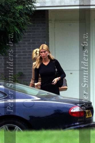 Amstelveen 13 September 1999
Estelle Gullit verlaat samen met haar moeder haar huis.