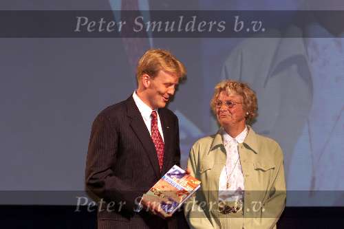 Amsterdam 17 September 1999
Uitreiking boek over 100 jaar Top-sport met o.a. Prins Willem Alexander hier met Fanny Blankers Koen
