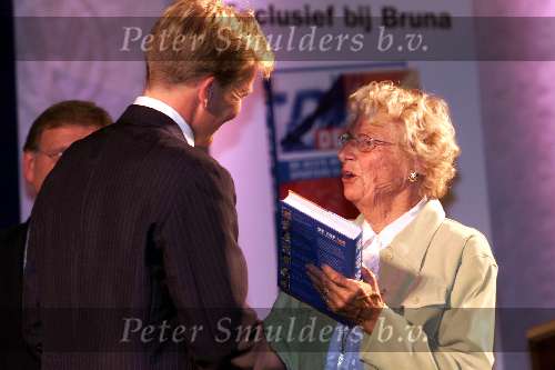 Amsterdam 17 September 1999
Uitreiking boek over 100 jaar Top-sport met o.a. Prins Willem Alexander hier samen met Fanny Blankers Koen