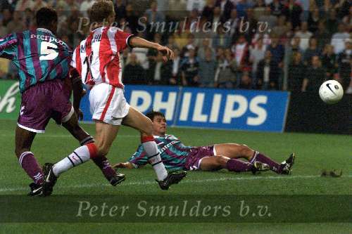 Eindhoven, 25 september 1999
KPN Telekompetitie seizoen 1999/2000
PSV-WILLEM II, eindstand 6-1
De op de grond ongelukkige GENTILE scoort in eigen doel 1-0 voor PSV