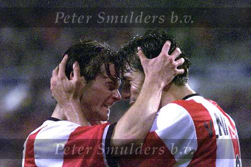 Eindhoven 2 oktober 1999
PSV-Sparta, eindstand 2-0
Kompetitie seizoen 1999/2000
Ruud v Nistelrooy wordt gefeliciteerd door Rob Wielaert
