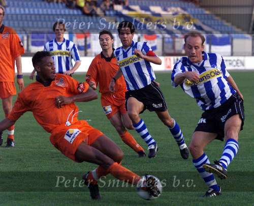 Eindhoven, 11 September 1999
EVV Eindhoven-Volendam, eindstand 1-0
Ruben Klaver (EVV haalt uit en de bal wordt geblokt door QUINCY V OMMEREN
Op de achtergrond EVV-aanvoerder DOGAN CORNEILLE