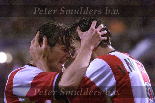 Eindhoven 2 oktober 1999
PSV-Sparta, eindstand 2-0
Kompetitie sezioen 1999/2000
Ruud v Nistelrooy wordt gefeliciteerd door Rob Wielaert die de beslissende voorzet gaf voor het eerste doelpunt van RvN.