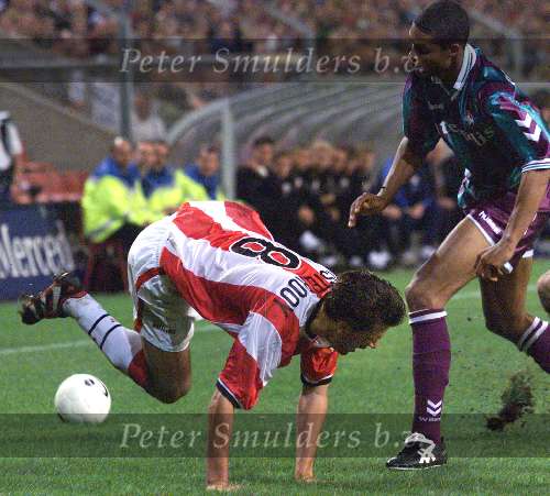 Eindhoven, 25 september 1999
KPN Telekompetitie seizoen 1999/2000
PSV-WILLEM II, eindstand 6-1
Ruud v Nistelrooy wordt onderuit gehaald
Overtreding mooie aktie