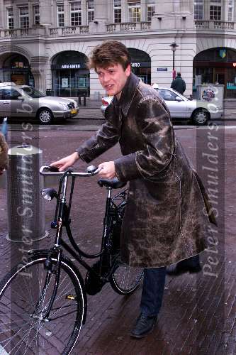 Amsterdam 12 december 1999
Beau v Erven Dorens op zijn omafiets in Amsterdam