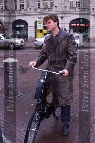 Amsterdam 12 december 1999
Beau v Erven Dorens op zijn omafiets in Amsterdam