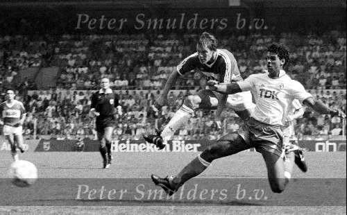 Frank Arnesen in dienst als voetballer bij PSV
PSV-AJAX kompetite 1987/1988, eindstand 4-2
Op de foto een doelpunt van Frank Arnesen.
Frank Rijkaard komt te laat
30 Augustus 1987