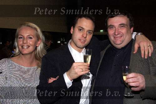 Rotterdam 29 december 1999
Frans Bauer viert zijn 26e verjaardag na het laatste optreden in deze eeuw.
Frans Bauer met Mandy Huydts en zijn geluidsman Peter.
Peter Smulders BV