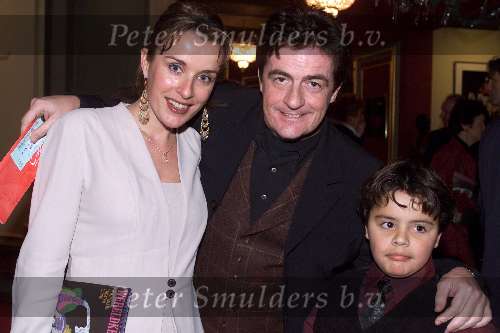 Amsterdam 17 december 1999
Premiere kerstcircus in Carre.
Johnny Kraaykamp JR met zijn vriendin en zijn zoontje