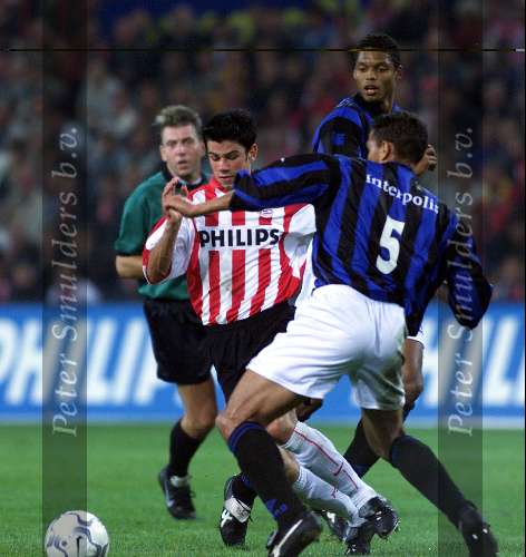 Eindhoven, 5 September 2000
PSV-Willem II ,  eindstand 2-2
Kezman in duel met Raymond Victoria