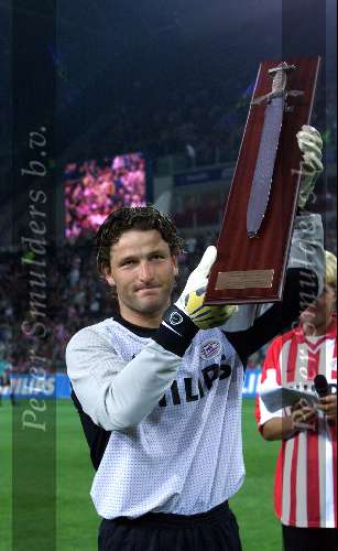 Eindhoven, 5 september 2000
PSV-Willem II komp. 2000/2001 Eindstand 2-2
Ronald Waterreus met zijn trofee zilveren beste doelman seizoen 1999/2000