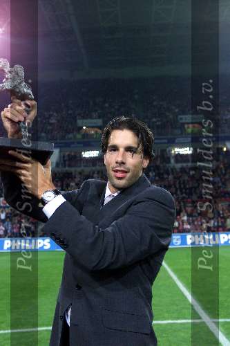 Eindhoven, 5 september 2000
PSV-Willem II komp. 2000/2001 Eindstand 2-2
Ruud v Nistelrooy met zijn trofee topscorer seizoen 1999/2000
