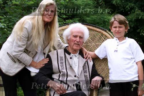 Huizen 14 juni 2000
Toni Boltini met zijn vrouw Pammy en zijn zoontja Angelo na terugkomst uit het ziekenhuis.