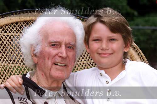 Huizen 14 juni 2000
Toni Boltini met zijn vrouw Pammy en zijn zoontja Angelo na terugkomst uit het ziekenhuis.