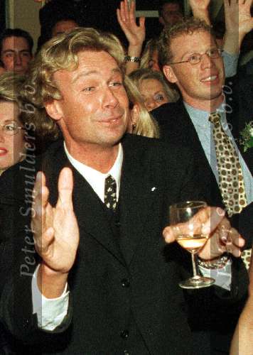 Hans Kraaij Jr. met een glas wijn in de hand