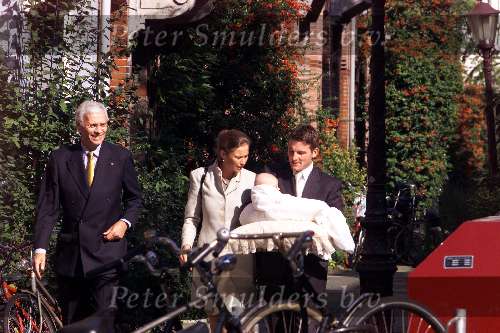 Amsterdam 23 september 2001
Prins Maurits en Prinses Marilene hun dochter Anna word gedoopt.
Hans v d Broek met zijn dochter Prinses Marilene en Prins Maurits met hun eerste baby