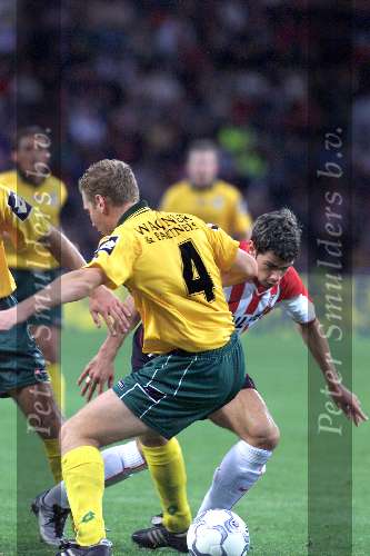Eindhoven 8 september 2001
PSV-Fortuna sc
Kezman  in duel met Marcel Akerboom