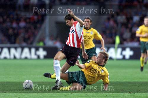 Eindhoven 8 september 2001
PSV-Fortuna sc
Kezman in duel met Rene v Dieren
