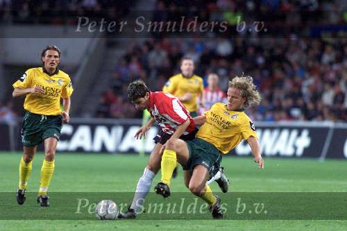 Eindhoven 8 september 2001
PSV-Fortuna sc
Kezman in duel met Rene v Dieren