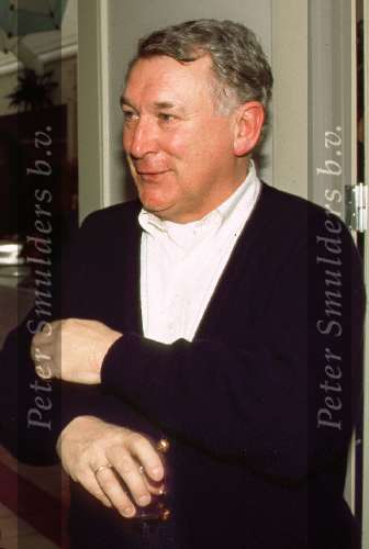 Koos Postema met een glas wijn in de hand
26 September 2001