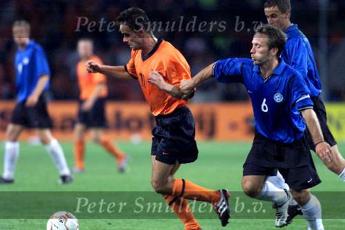 Eindhoven 5 september
Nederland-Estland
Marc Overmars in duel met Erik Saviauk