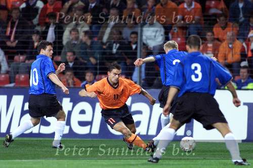 Eindhoven 5 september
Nederland-Estland
Marc Overmars in duel met Erik Saviauk