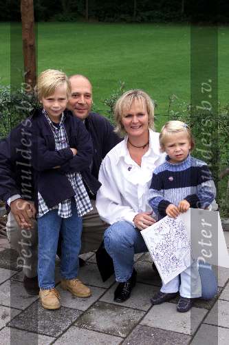Kaatsheuvel, De Efteling 23 september 2001
2500e Efteling Sprookjes-show
Marleen Houtert samen met haar man Ron Peerenboom en hun twee kinderen