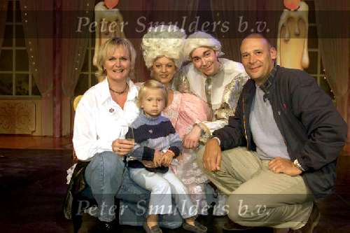 Kaatsheuvel, De Efteling 23 september 2001
2500e Efteling Sprookjes-show
Marleen Houtert samen met haar man Ron Peerenboom en kun twee kinderen