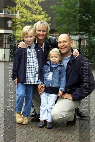 Kaatsheuvel, De Efteling 23 september 2001
2500e Efteling Sprookjes-show
Marleen Houtert met haar man Ron Peerenboom en kinderen