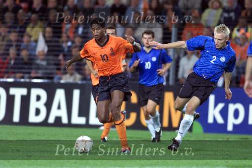 Eindhoven 5 september
Nederland-Estland
Patrick Kluivert in duel met Erik Saviauk