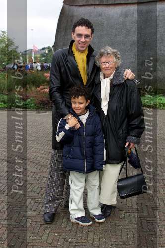 Kaatsheuvel, De Efteling 23 september 2001
2500e Efteling Sprookjes-show
Peter Douglas met zoontje en moeder