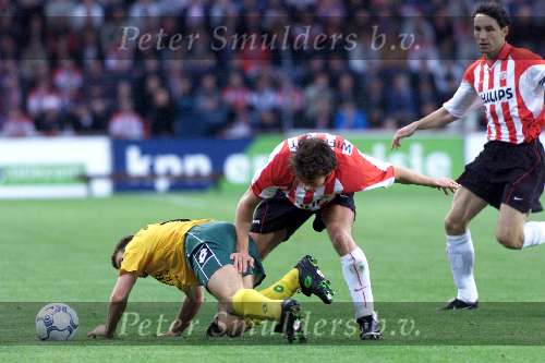 Eindhoven 8 september 2001
PSV-Fortuna sc
Rob Wielaert in duel met Ronald Hamming