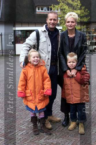 Kaatsheuvel, De Efteling 23 september 2001
2500e Efteling Sprookjes-show
Ron Boszhardt samen met zijn vrouw en kinderen
