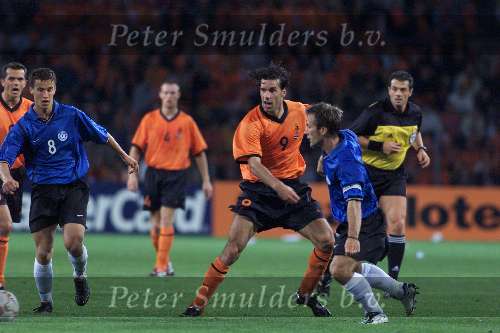 Eindhoven 5 september
Nederland-Estland
Ruud v Nistelrooy in duel met Marko Kristal