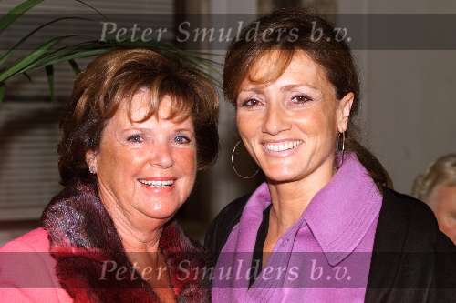 Amsterdam 17 september 2001
Modeshow Sheila de Vries in het tropenmuseum.
Toos v d Valk met schoondochter