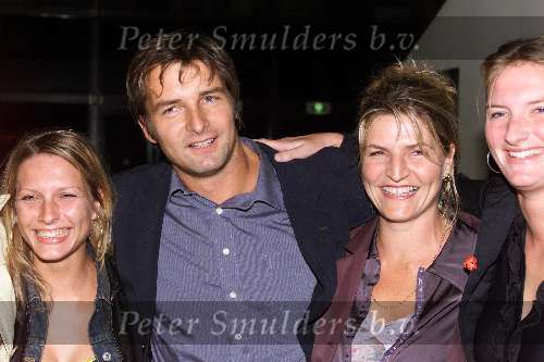 Rotterdam 3 september 2001
Premiere DOWN in Pathe Rotterdam
Victor Reinier met vriendinnen en zijn vrouw(rechts naast hem)