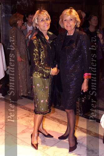 Amsterdam 17 september 2001
Modeshow Sheila de Vries in het tropenmuseum.
Mevr. Schroder met mevr. Wil Michels