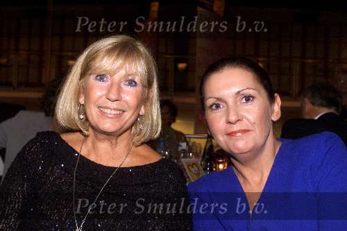 Eindhoven 9 september 2001
Gala van de Vrienden van de thuiszorg Eindhoven in de stadsschouwburg van Eindhoven.
Willeke Alberti  en Brigid v d Moesdijk