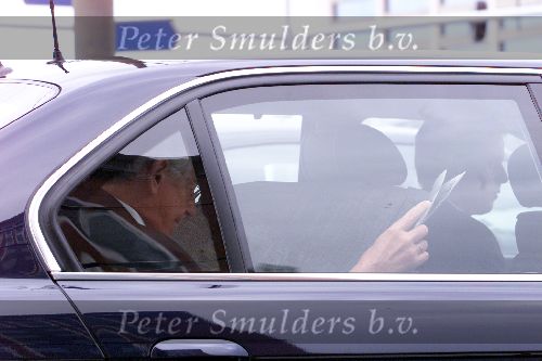 Amsterdam 1 september 2001
Wim Kok in auto met krantje
