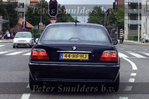 Amsterdam 1 september 2001
Wim Kok in auto met krantje