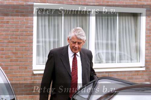 Amsterdam 1 september 2001
Wim Kok in auto met krantje