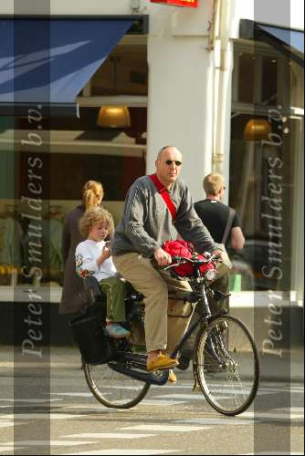 Amsterdam 2 april 2002
Alfred v d Heuvel op fiets met zoontje